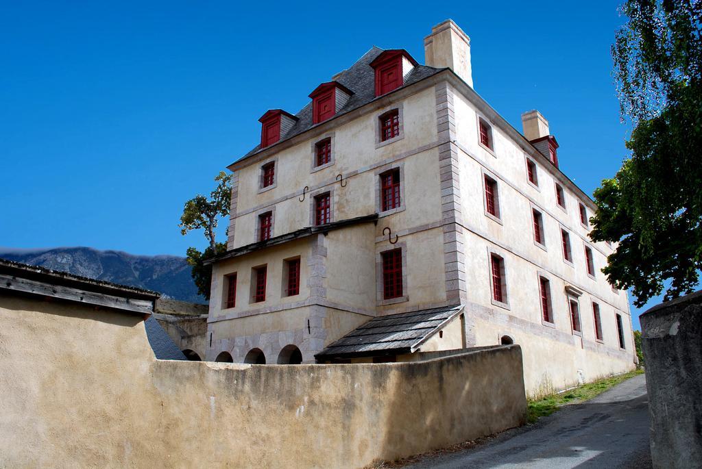 Le Pavillon Des Officiers Aparthotel Mont-Dauphin Exterior foto